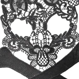 Détail macro d'un patch en dentelle noire hydrosoluble avec un motif de crâne