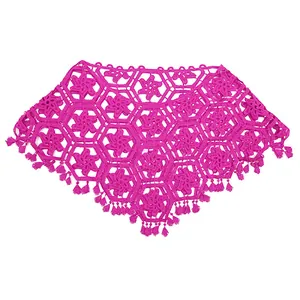 Detail van fuchsia gehaakte kant sjaal met zeshoekige bloemmotieven en opengewerkte details
