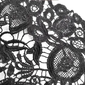 Gros plan sur une bordure en dentelle noire soluble avec des motifs de tête de mort