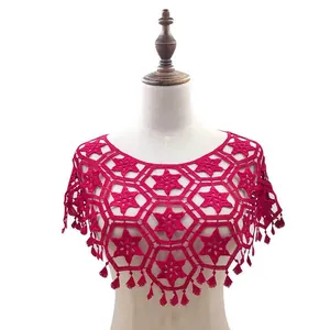Elegante rode gehaakte kanten poncho met een mooie kwastjeszoom voor dames