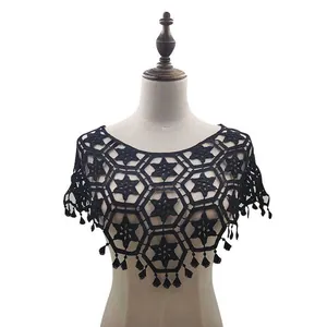 Zwart gehaakt kant capelet met holle sterpatronen en elegante kwastjesafwerking
