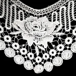 Detailansicht des weissen wasserloeslichen bestickten Spitzenkragens mit Rosendesign