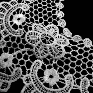 Primer plano de la delicada textura del bordado floral de encaje blanco