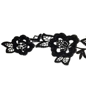 Detailansicht der schwarzen wasserlöslichen Spitzenblumen-Applikation mit 3D-Stickerei