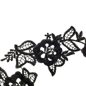 Nahaufnahme schwarzer wasserlöslicher Spitze mit filigranem 3D-Blumen- und Blattstickerei