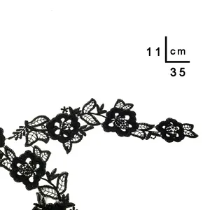 Nahaufnahme schwarzer wasserlöslicher Spitze Blumen-Patch mit Stickdesign