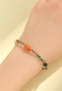 Primer plano detallado de pulsera de cuarzo ahumado 3mm con dije de jade de calabaza
