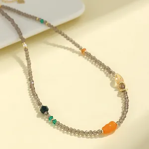 Elegante collar de cuentas de cuarzo ahumado de 3 mm con colgante de jade en forma de calabaza.
