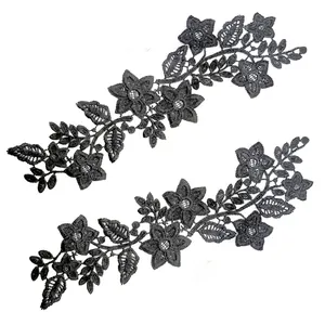 Gros plan sur des appliques florales en dentelle 3D noire pour accessoires de mode.