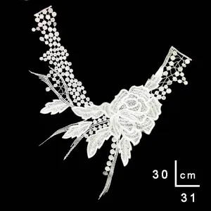 Detailansicht der weißen wasserlöslichen Spitzenblumen-Kragen mit Maßangaben von 30 cm und 31 cm