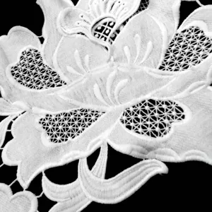 Primer plano macro de encaje soluble en agua de seda de leche con bordado floral 3D