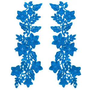 Détail de patchs brodés de fleurs en dentelle bleue avec une texture ajourée en relief 3D