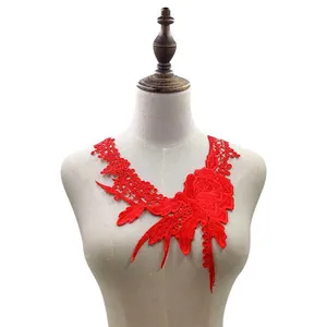 Nahaufnahme eines roten wasserlöslichen Spitzenblumen-Applikationskragens auf einem Torso.