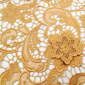 Vue détaillée de dentelle hydrosoluble dorée avec broderie paisley complexe et fine
