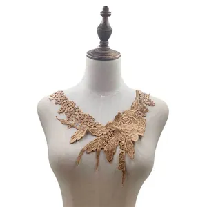 Detailansicht der eleganten goldfarbenen wasserlöslichen Spitzenblumen-Applikation auf Model