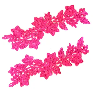 Vue détaillée des appliques florales en dentelle 3D rose vif pour la couture de mode.