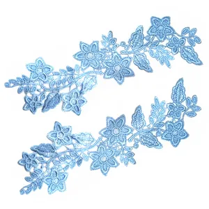 Vue détaillée d'appliques en dentelle florale bleu clair avec broderie soluble