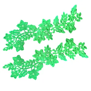 Vue détaillée de deux appliques de fleurs en dentelle brodée vert 3D pour la mode