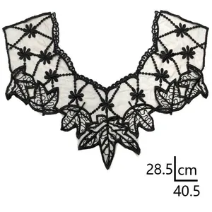 Detailweergave van zwarte geborduurde kanten kraag met afmetingen van 28,5x40,5 cm