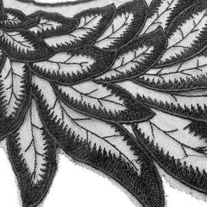 Nahaufnahme der schwarzen Netzspitzenstickerei mit Federmuster für die Kleidungsdekoration