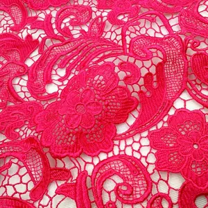 Detaillierte Makroansicht von pinker wasserlöslicher Spitze mit Paisley-Stickerei