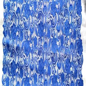 Detailansicht von blauem wasserlöslichem Spitzenstoff mit bestickten Paisley-Mustern.
