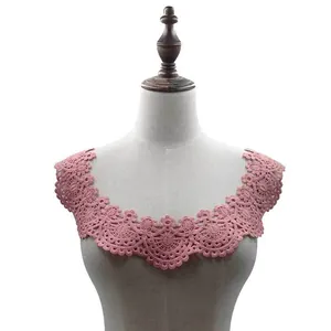 Detailansicht eines eleganten rosa wasserlöslichen Spitzenkragens mit Stickerei