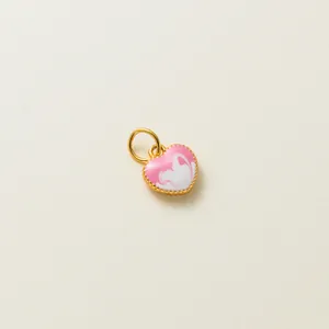 Gros plan d'un pendentif en forme de cœur en émail marbré rose et blanc bordé d'or