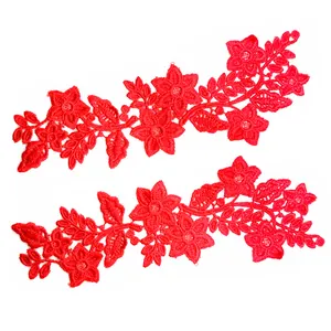 Vue détaillée d'appliques florales en dentelle rouge soluble avec broderie ajourée