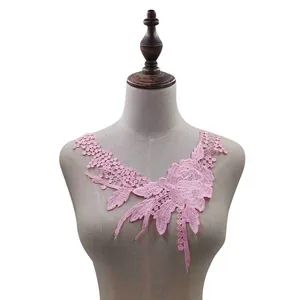Detailansicht eines rosa wasserlöslichen Spitzenblumenkragens mit feiner Stickerei-Applikation.
