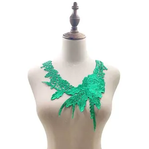 Aufwendige grüne wasserlösliche Spitzen-Blumen-Ausschnitt-Applikation auf einem Mannequin