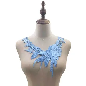 Detailansicht der hellblauen wasserlöslichen Spitzen-Halsblume mit Blumenstickerei