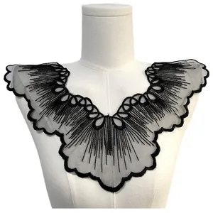 Elegante zwarte wateroplosbare kant geborduurde kraag patch op een etalagepop torso