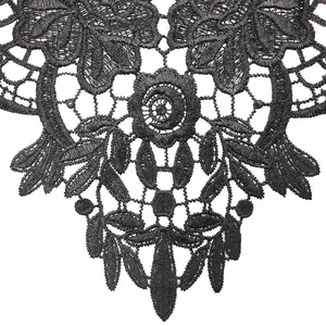 Détail macro de broderie en dentelle noire hydrosoluble avec motif floral ajouré