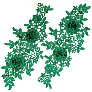 Dettaglio dell'applique in pizzo a fiori 3D verde smeraldo con motivi a rosa per cucito
