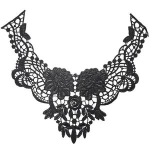 Détail d'un col en dentelle noire hydrosoluble avec broderie florale complexe de haute qualité