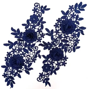 Dettaglio ravvicinato di una toppa in pizzo floreale ricamata 3D blu navy con rose