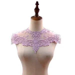 Detailaufnahme eines rosa wasserlöslichen Spitzenkragens mit floralem Stickereidesign