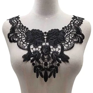 Vue détaillée d'une applique de dentelle florale noire brodée sur un mannequin de couture