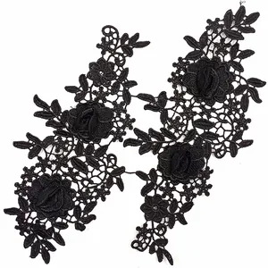 Dettaglio di toppe ricamate in pizzo floreale 3D nero per accessori per abbigliamento DIY.
