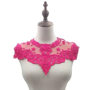 Detailansicht eines wasserlöslichen Spitzenkragens in Hot Pink auf einer Schneiderpuppe.
