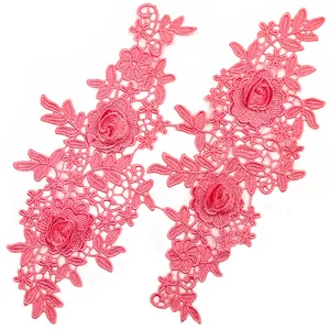 Primo piano dettagliato di toppe in pizzo floreale ricamato 3D rosa per fai da te