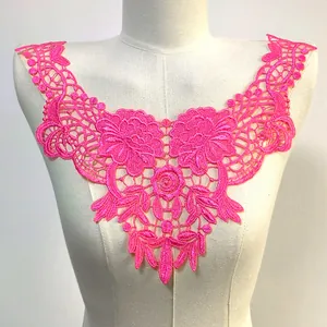 Vue détaillée d'une applique de décolleté en broderie de dentelle rose fluo soluble