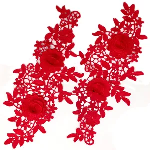 Vista dettagliata di applicazioni in pizzo ricamato con fiori 3D rossi per cucito.