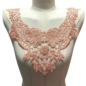 Vue détaillée de l'applique de col en broderie de dentelle florale rose sur un mannequin.