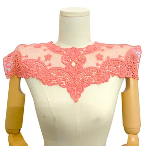 Detailansicht der exquisiten rosa wasserlöslichen Milchseiden-Spitzenkragenstickerei Muster