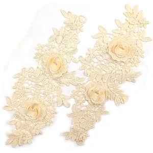 Vista dettagliata di applicazioni di fiori in pizzo ricamati in 3D color crema con rose