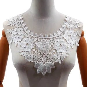 Detailansicht der weißen Spitze-Kragen-Applikation mit feiner 3D-Hohl-Blumenstickerei