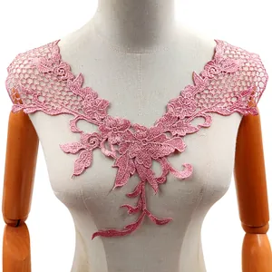 Detail des rosafarbenen wasserlöslichen floralen Spitzenkragens mit Stickerei auf Mannequin