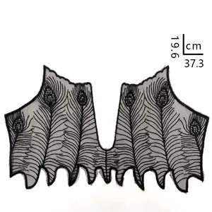 Vue détaillée de l'applique en dentelle brodée de plumes de paon noires, 37,3 x 19,6 cm